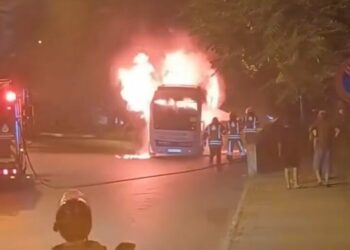 Kartal’da park halindeki minibüs alev alev yandı