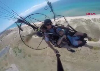 6 yaşındaki Miraç ve Yaman’ın, Saros Körfezi’nde paramotorla uçuş heyecanı