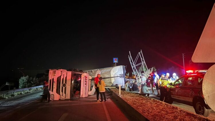 Damperi açık unutulan TIR, yön tabelasına çarparak devrildi