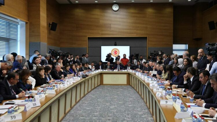 'Çerçeve yasa' teklifi komisyonda