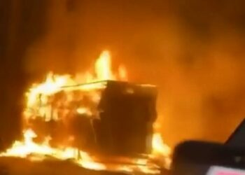 Kuzey Marmara Otoyolu’nda saman yüklü TIR'ın dorsesi alev alev yandı