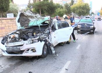 Kartal’da otomobil, park halindeki 3 araca çarptı: 2 yaralı