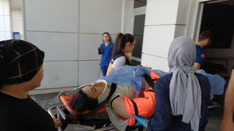 Cam silerken 3'üncü kattan düşüp ağır yaralandı