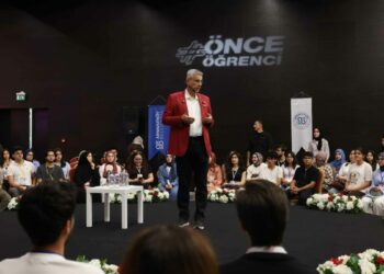 Üniversite adayları Arnavutköy’de geleceğin mesleklerini bakanlarla konuştu