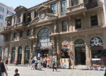 Çiçek Pasajı'nın girişinde açılan dondurmacı dükkanının renkli afiş ve panoları tartışma konusu oldu