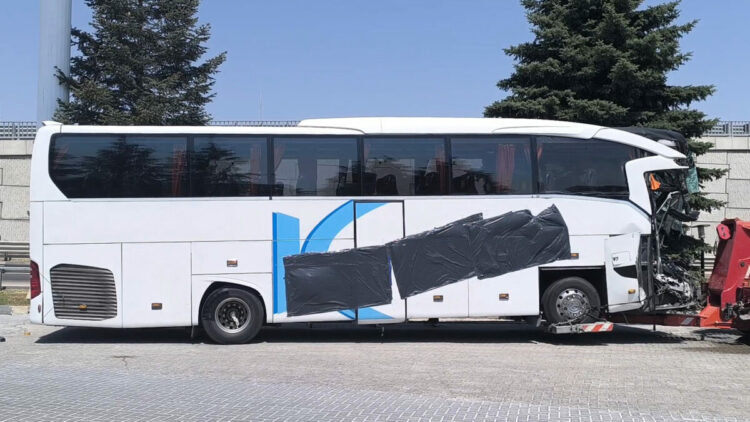 Yolcu otobüsü kamyonete arkadan çarptı: 1 ölü, 15 yaralı