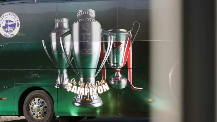 Muğlaspor’un yeni takım otobüsü kupalarla donatıldı