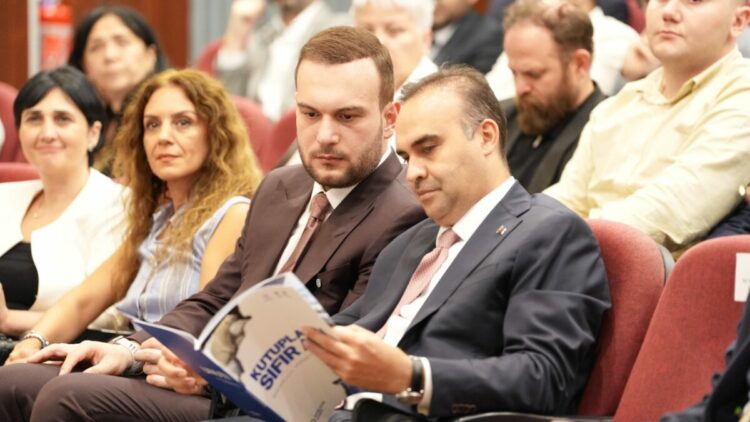 Bakan Kacır 'Kutuplarda Sıfır Atık' kitabının lansmanına katıldı