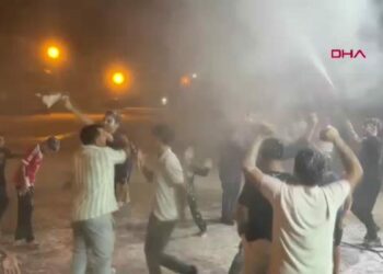 Reyhanlı’da köpüklü tazyikli suyla asker eğlencesi