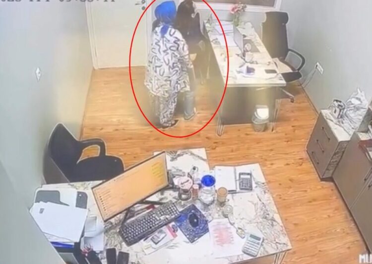 Nefes borusuna şeker kaçan kadın, Heimlich manevrasıyla kurtarıldı; o anlar kamerada