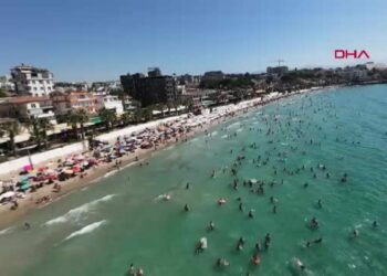 Kuşadası'nda sıcak hava bunalttı; plajlar doldu