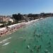 Kuşadası'nda sıcak hava bunalttı; plajlar doldu