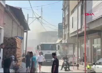 İzmir'de sünger deposunda yangın