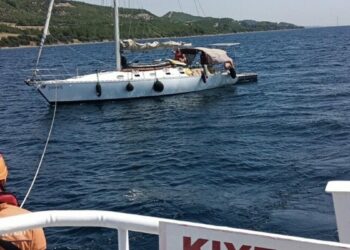 Çanakkale'de sürüklenen tekne kurtarıldı