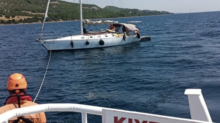 Çanakkale'de sürüklenen tekne kurtarıldı