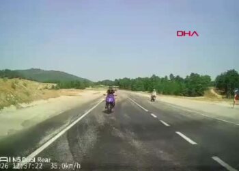 Kütahya'da iki otomobil ile motosikletin karıştığı kaza kamerada: 4 yaralı