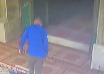 Fatih'te camide 450 bin TL'nin bulunduğu çantanın çalındığı anlar kamerada