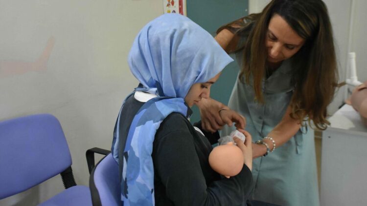 Dünya Emzirme Haftası'nda anne adaylarına uygulamalı eğitim
