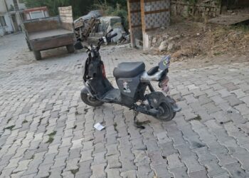 Kamyonete çarpan elektrikli bisikletten düşen çocuk yaralandı