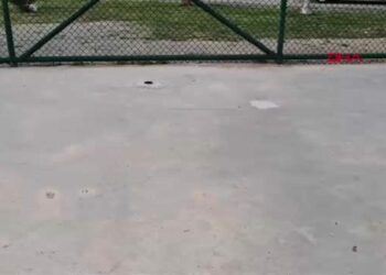 Parkta oynarken üzerine demir direk devrilen çocuk yaralandı