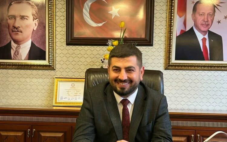 Arı kovanlarının bakımını yaparken iskeleden düşen belediye başkanı yaralandı