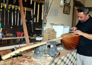 Vanlı 25 yıllık usta, ürettiği bağlamaları yurt dışına gönderiyor