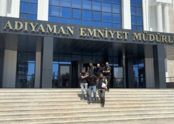Minibüsü durdurup, şoförünü darbeden 2 şüpheli tutuklandı