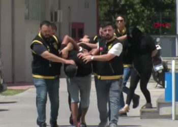 Telefonunu alıp kaçtıkları kişinin bankadaki parasını kendi hesaplarına aktardılar: 4 tutuklama