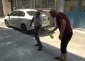 Sokağı istila eden pirelerden lavanta yağıyla korunmaya çalışıyorlar
