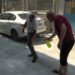 Sokağı istila eden pirelerden lavanta yağıyla korunmaya çalışıyorlar