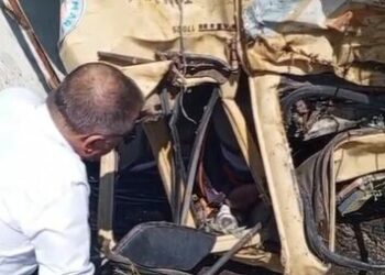Devrilen arazözde sıkışan sürücü, belediye başkanına ‘kızdın mı’ diye sordu