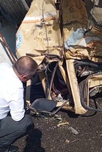 Devrilen arazözde sıkışan sürücü, belediye başkanına ‘kızdın mı’ diye sordu