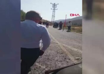 Devrilen belediyenin arazözünde sıkıştı, başkana ‘kızdın mı’ diye sordu