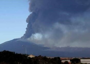 Etna Yanardağı kül püskürttü