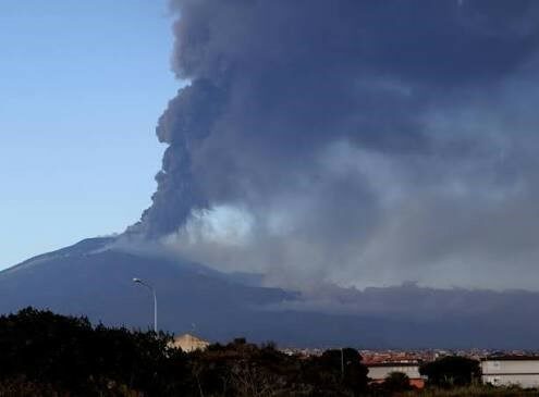 Etna Yanardağı kül püskürttü