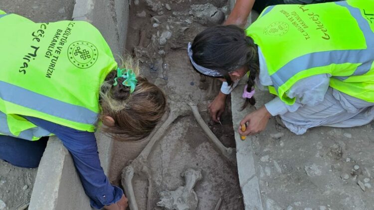 Aspendos'ta 2 bin 400 yıllık güreşçi mezarı keşfedildi