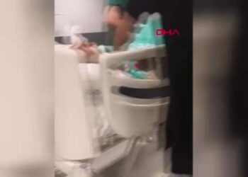 Tehdit edip, kefen gönderdiği eski eşini 8 yerinden bıçakladı