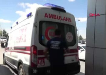 Evinde otururken tüfekle rastgele açılan ateşte yaralandı