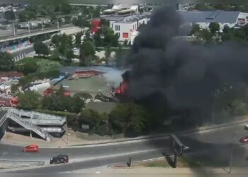 Zeytinburnu'nda kafede tadilat sırasında çıkan yangın söndürüldü