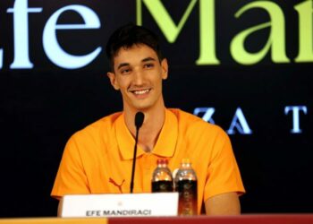 Galatasaray'da voleybol takımının yeni transferi Efe Mandıracı için imza töreni düzenlendi