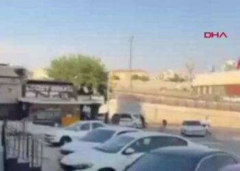 Kavga ettiği kardeşinin aracına tutunup, camdan içeri girmeye çalıştı