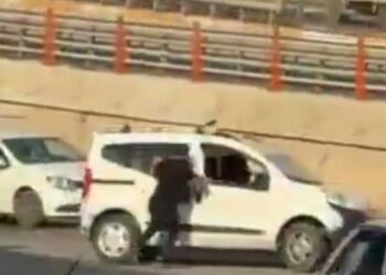 Kavga ettiği kardeşinin aracına tutunup, camdan girmeye çalıştı