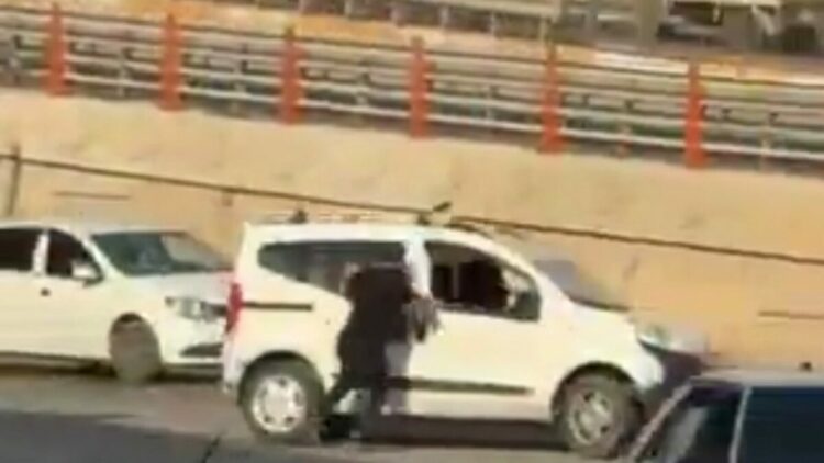 Kavga ettiği kardeşinin aracına tutunup, camdan girmeye çalıştı