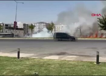 Akaryakıt istasyonu yanındaki boş arazide ot yangını