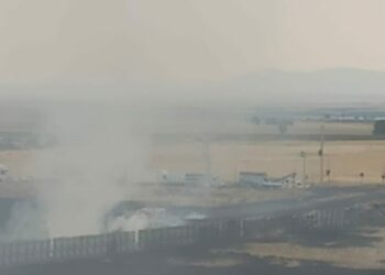 Diyarbakır'da 2 hastane yakınındaki arazide çıkan anız yangını söndrüldü