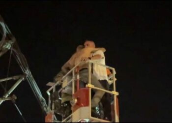Metro hattında direğe çıktı; polis tarafından ikna edildi