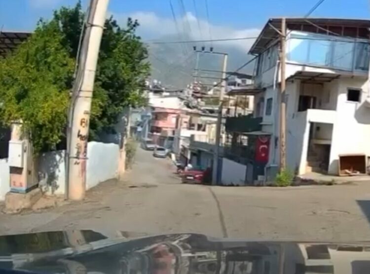 Sürücüsünün yol vermek için geri manevra yaptığı otomobil duvara çarptı; kaza kamerada