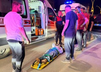 Otomobil, park halindeki 2 araca çarpıp devrildi; 4 yaralı
