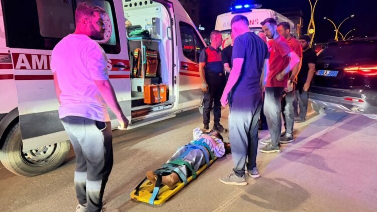 Otomobil, park halindeki 2 araca çarpıp devrildi; 4 yaralı