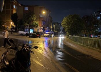 Kağıthane’de çöp atma kavgasında 14 yaşındaki çocuk kadının burnunu kırdı; yakını kardeşini bıçakladı